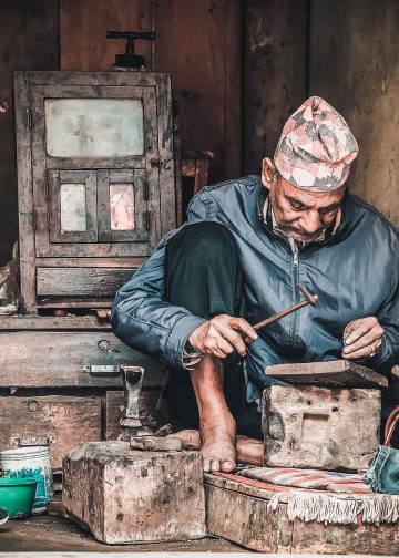 A traditional metal worker. Photo: @tasveerkoduniya/Facebook